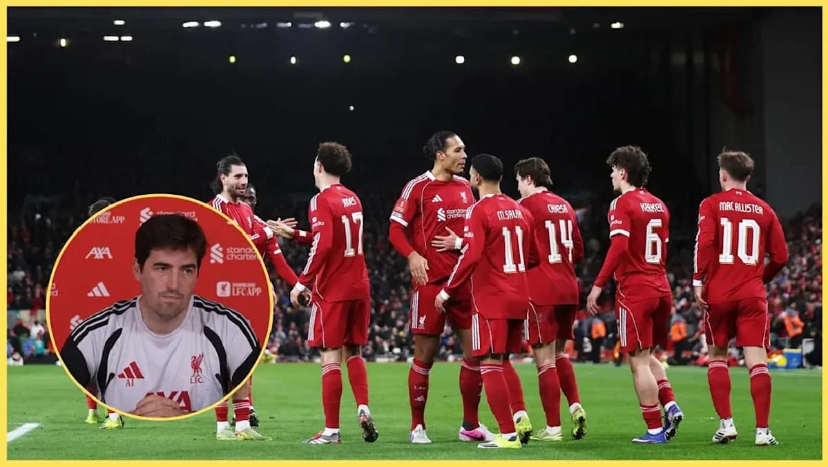 Jugadores del Liverpool celebrando en el campo