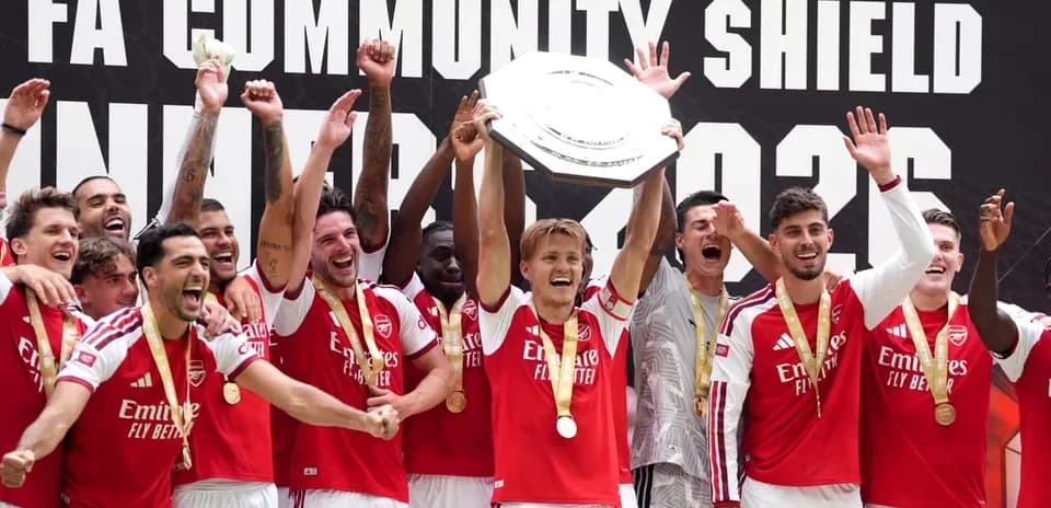 Jugadores de Arsenal celebrando la victoria con trofeo