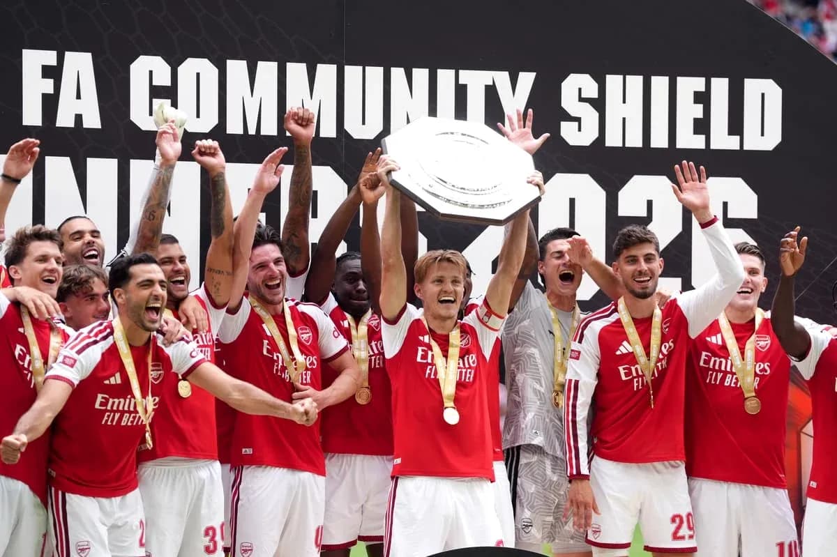 Jugadores de Arsenal celebrando la victoria con trofeo