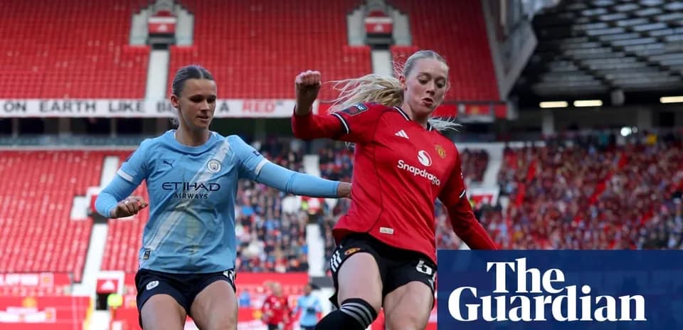Jugadora de Manchester City y Manchester United disputando el balón