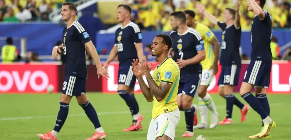 Jugadores de Brasil y Escocia en partido de fútbol