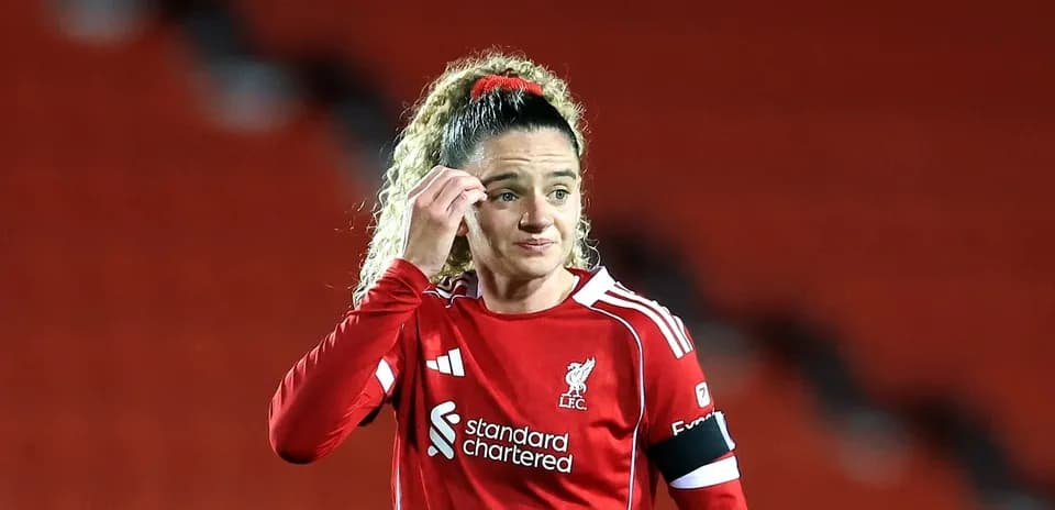 Jugadora de Liverpool en uniforme rojo en el campo