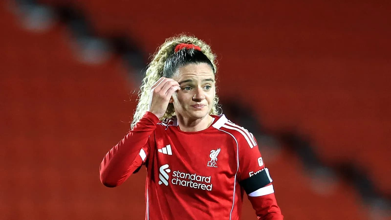 Jugadora de Liverpool en uniforme rojo en el campo