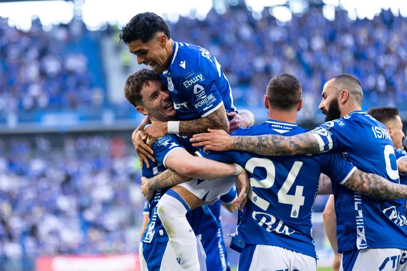 Jugadores de Lech Poznan celebrando un gol