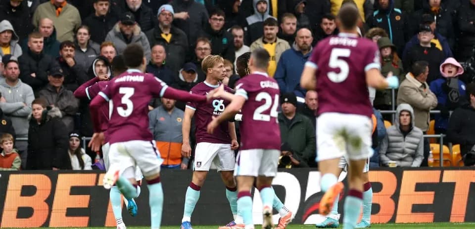 Jugadores de Burnley celebrando un gol