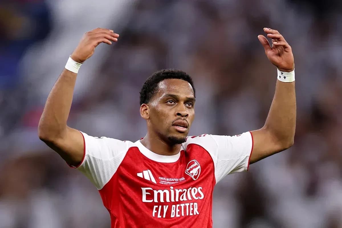 Jugador de Arsenal levantando las manos en el campo