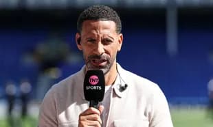 Presentador hablando en un evento deportivo al aire libre