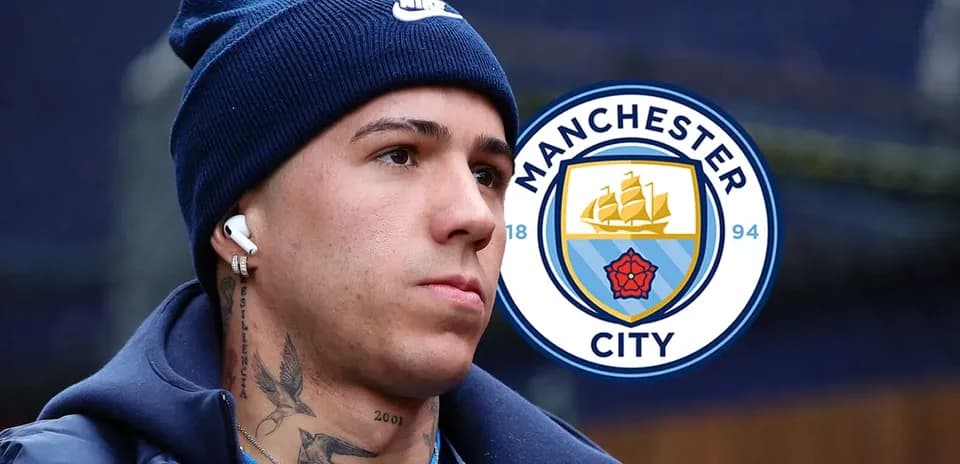 Jugador con auriculares y logo de Manchester City