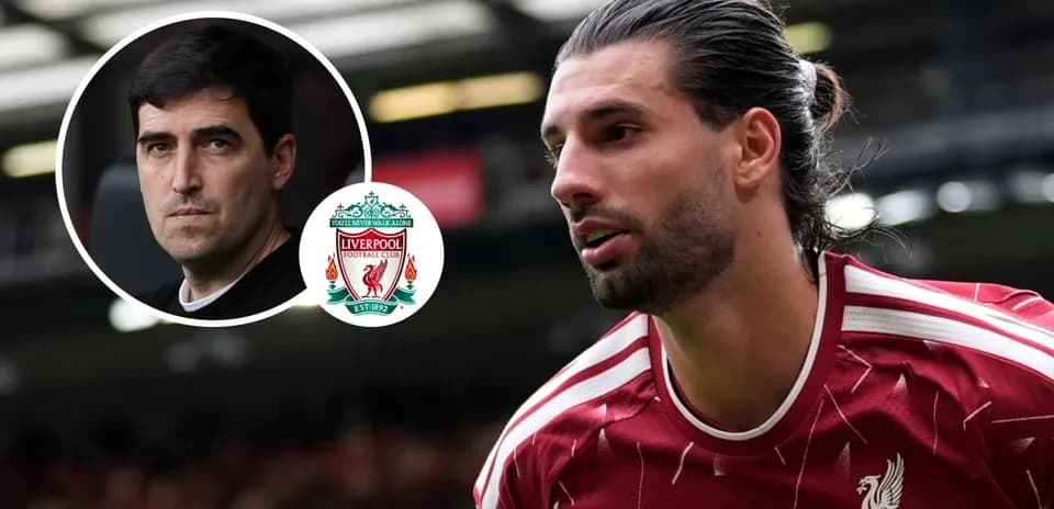 Jugador de Liverpool en acción con entrenador en fondo