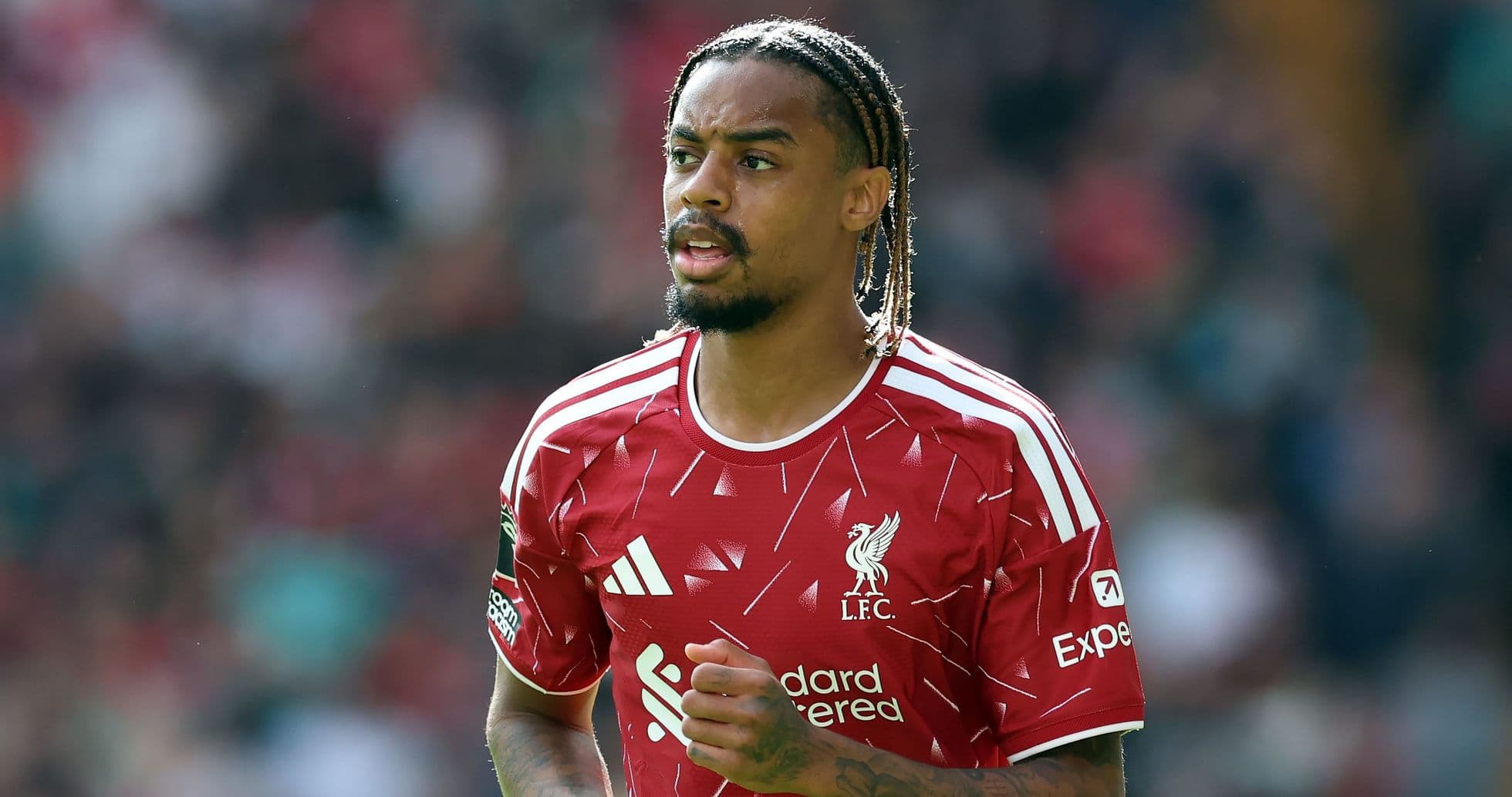 Jugador de Liverpool corriendo en el campo