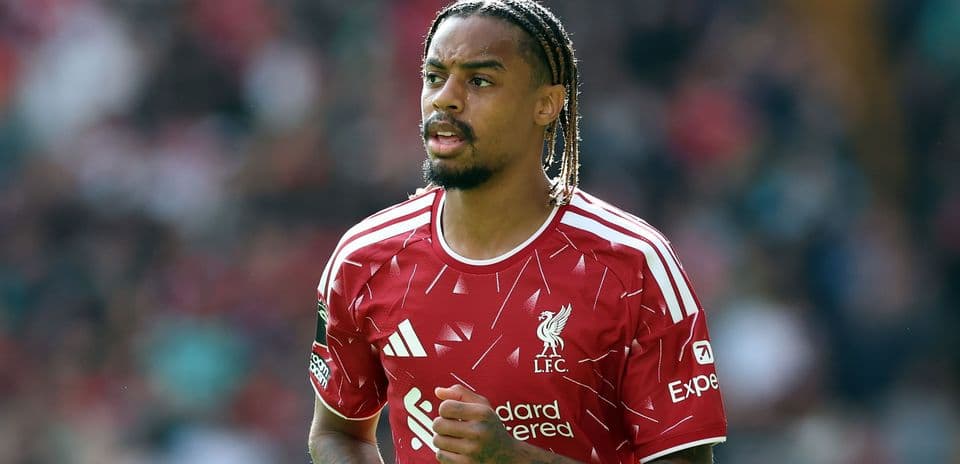Jugador de Liverpool corriendo en el campo