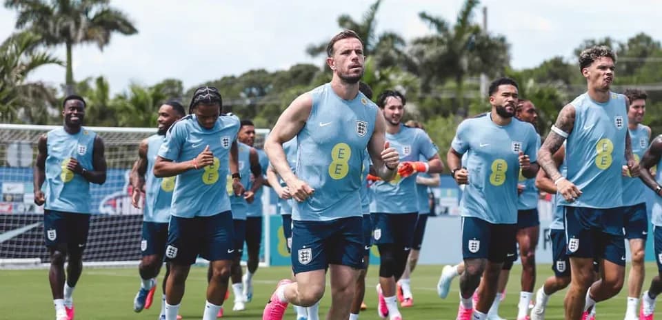 Jugadores de Inglaterra corriendo durante sesión de entrenamiento