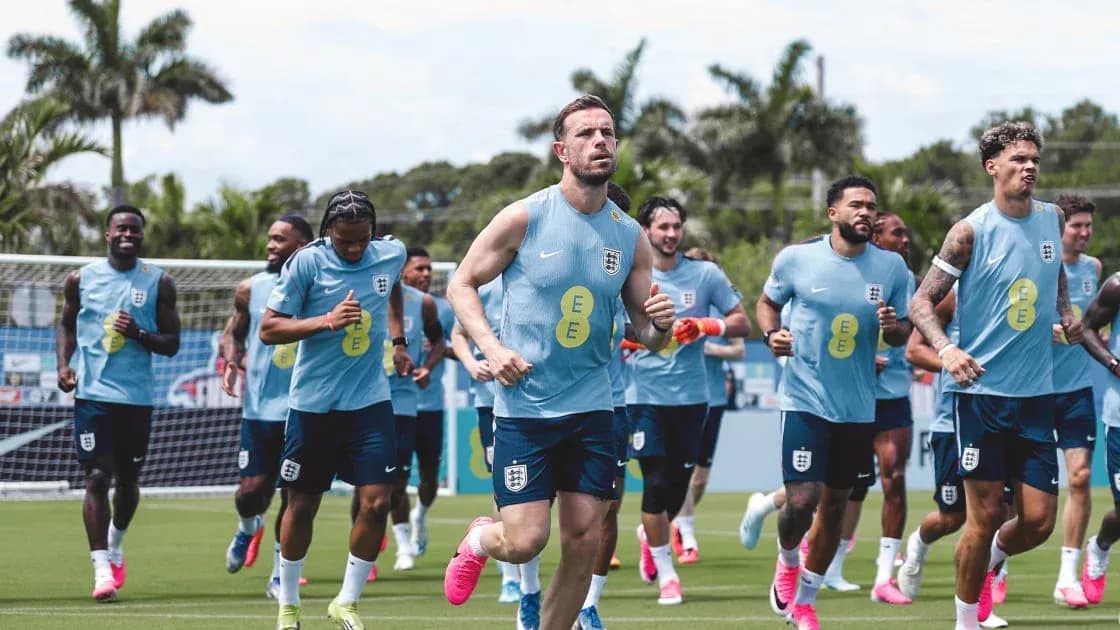 Jugadores de Inglaterra corriendo durante sesión de entrenamiento