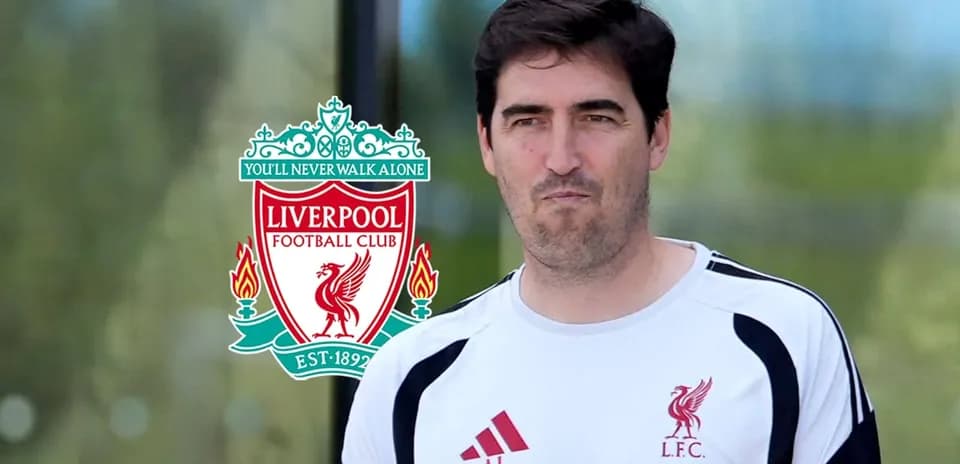 Entrenador de Liverpool con logo del club de fondo