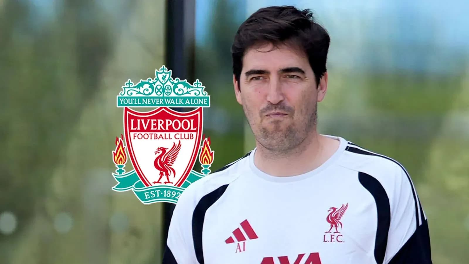 Entrenador de Liverpool con logo del club de fondo