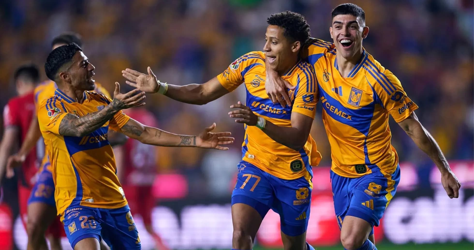 Jugadores de Tigres celebrando un gol