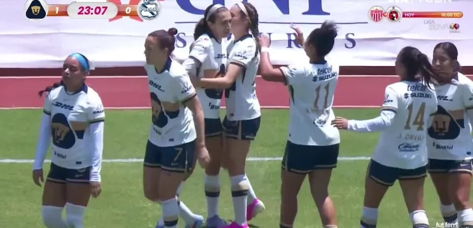 Jugadoras de Pumas celebrando un gol