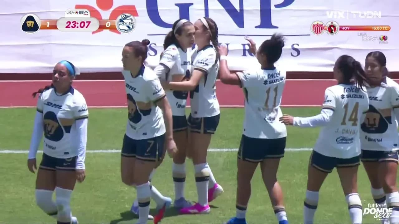Jugadoras de Pumas celebrando un gol