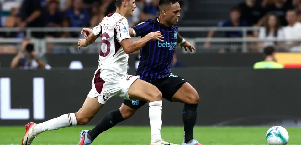 Jugadores de Torino e Inter compitiendo por el balón