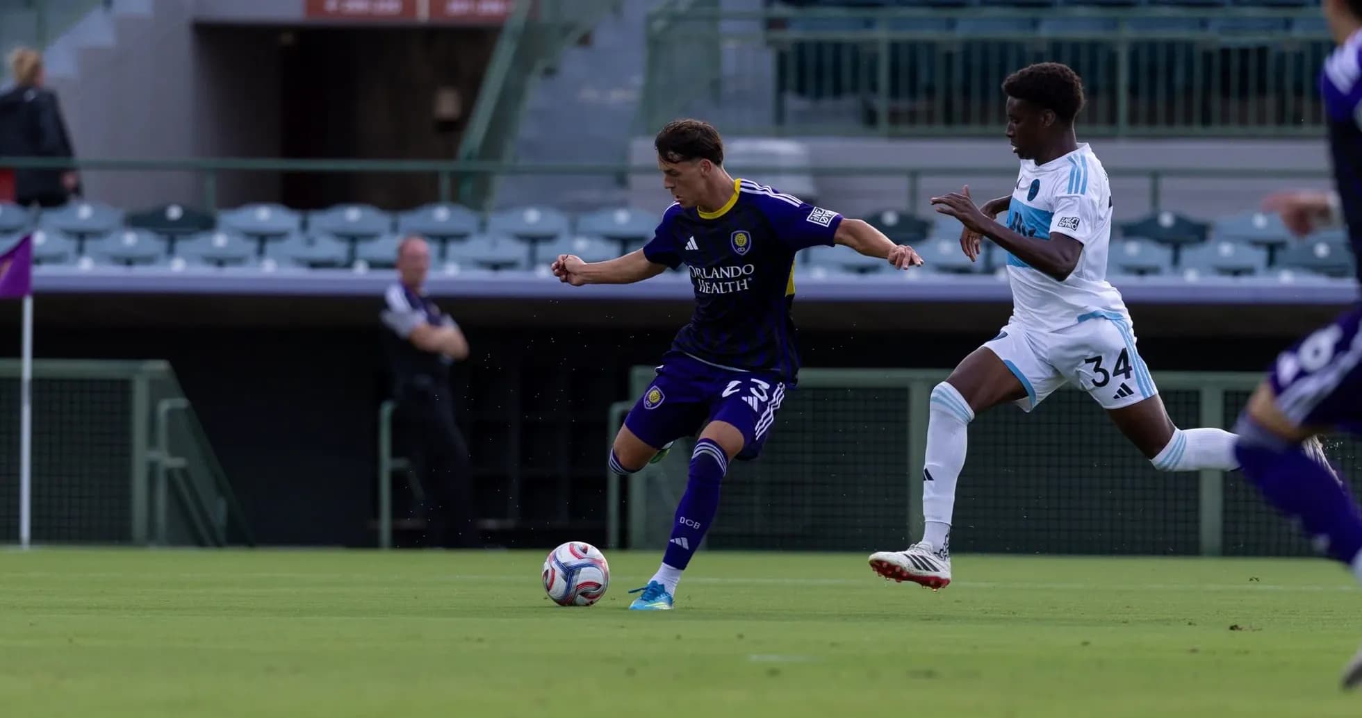 Jugador de Orlando City II en acción