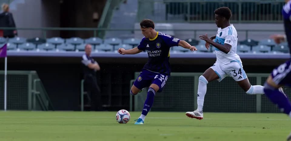 Jugador de Orlando City II en acción
