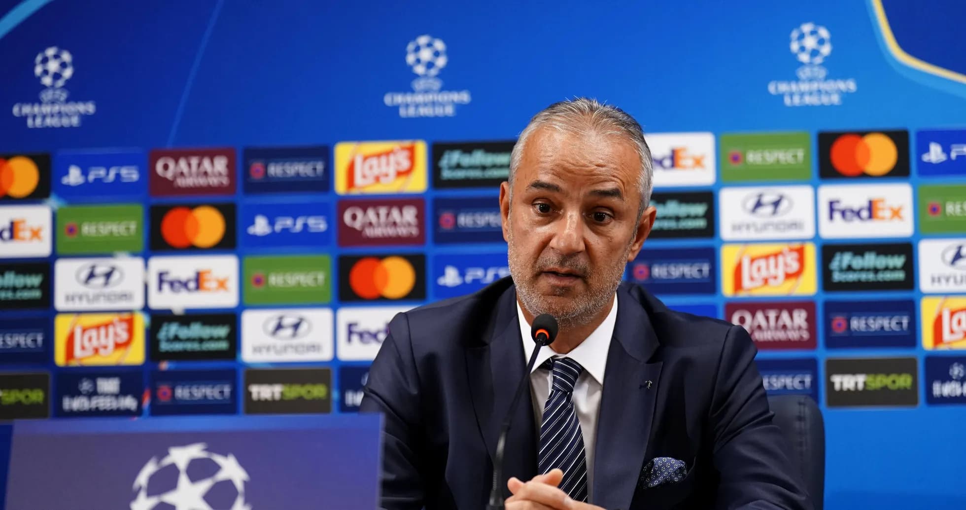 Entrenador hablando en rueda de prensa de Champions League