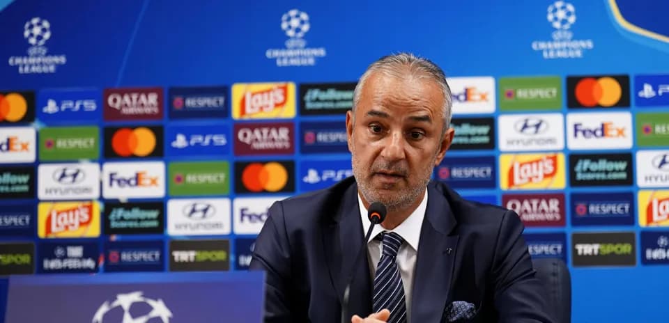 Entrenador hablando en rueda de prensa de Champions League
