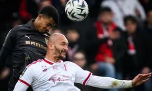 Jugadores disputando un balón durante un partido