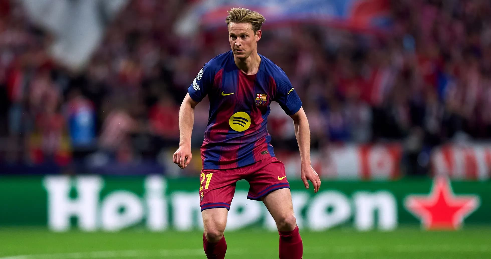 Jugador de Barcelona corriendo en el campo de juego