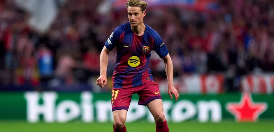 Jugador de Barcelona corriendo en el campo de juego