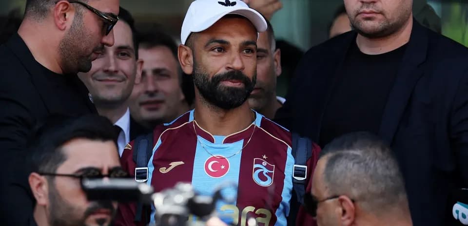 Jugador de Trabzonspor rodeado de seguridad en la llegada