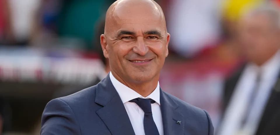Entrenador sonriendo en evento deportivo