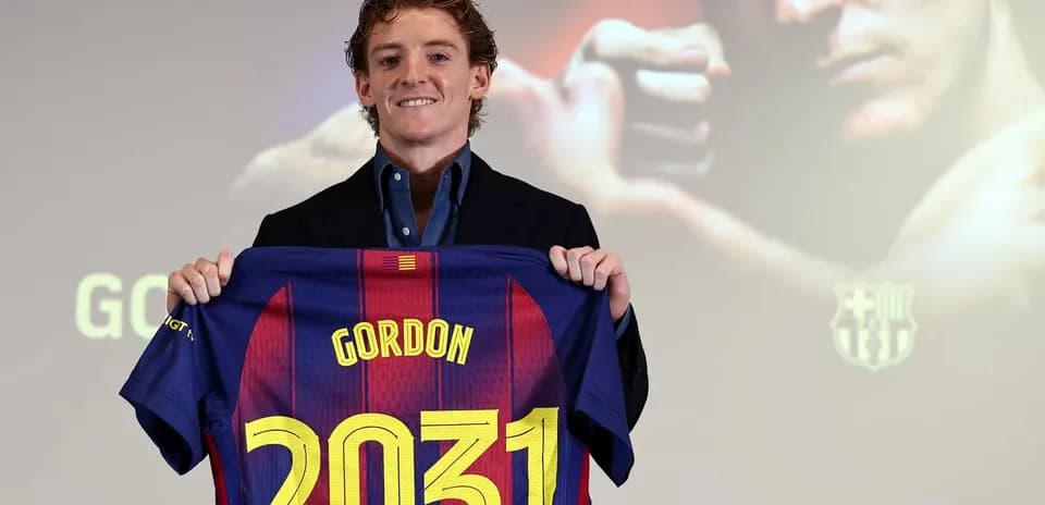 Jugador presenta camiseta del FC Barcelona con el nombre Gordon