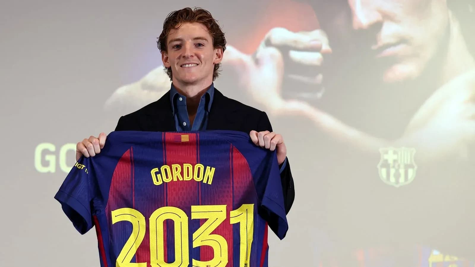 Jugador presenta camiseta del FC Barcelona con el nombre Gordon