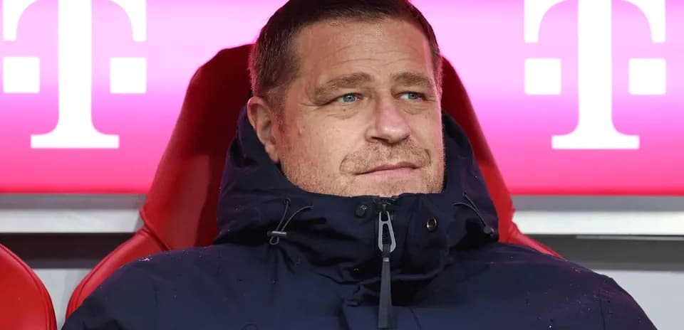 Entrenador sentado en el banquillo durante el partido