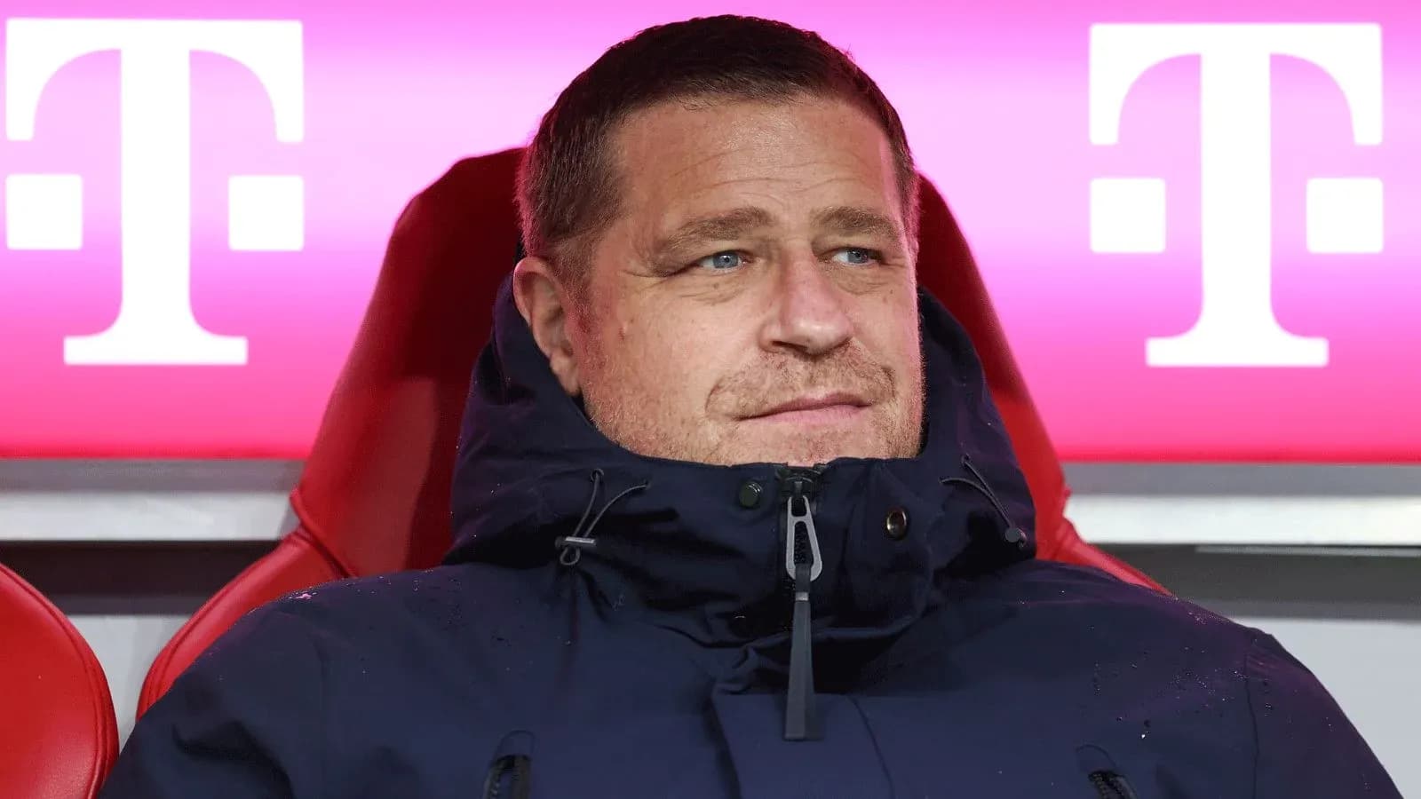 Entrenador sentado en el banquillo durante el partido