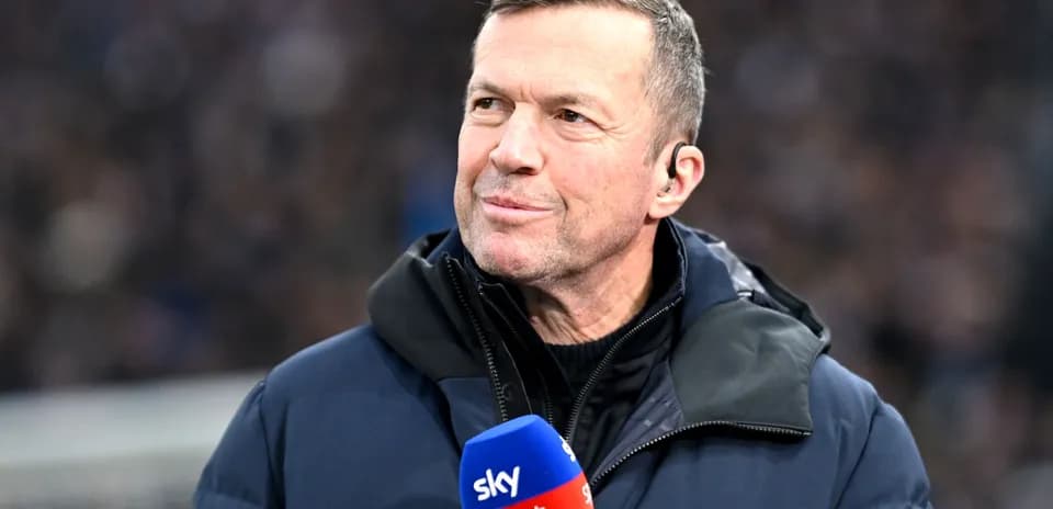 Presentador de deportes con micrófono en el estadio