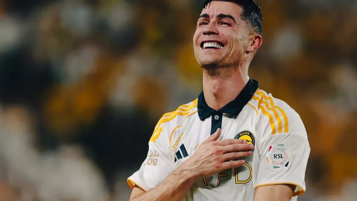 Jugador sonriendo y celebrando en el campo
