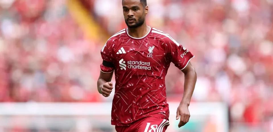 Jugador de Liverpool corriendo en el campo de fútbol