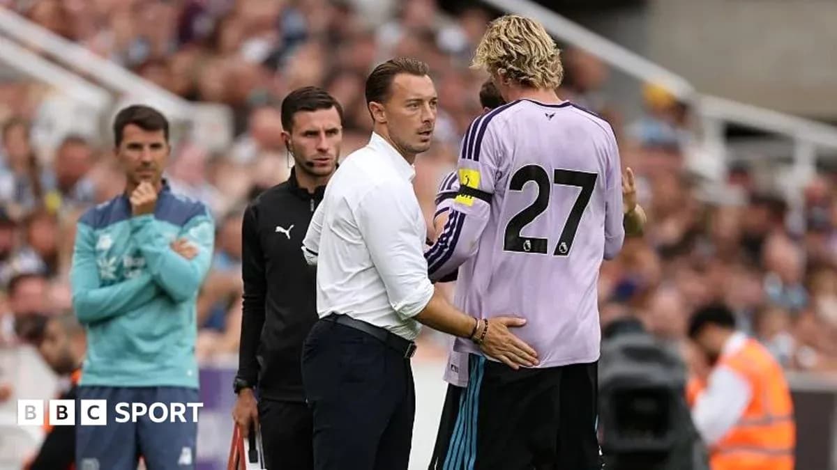 Entrenador hablando con el portero durante un partido