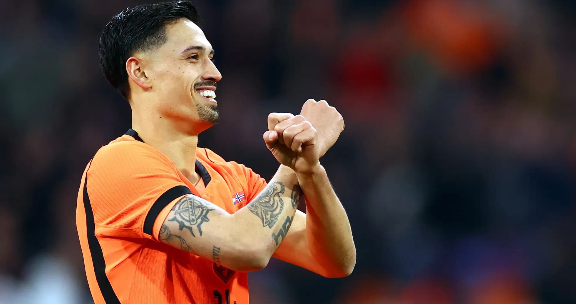 Jugador celebrando con camiseta naranja durante partido