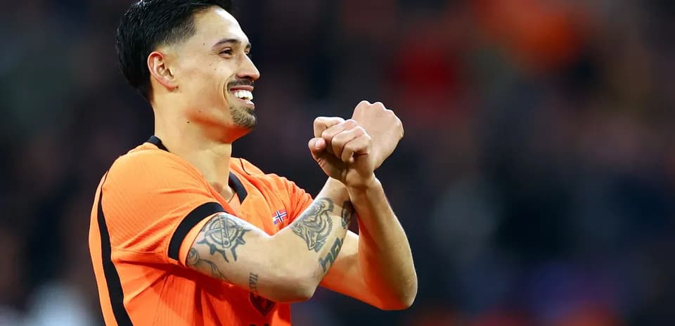 Jugador celebrando con camiseta naranja durante partido