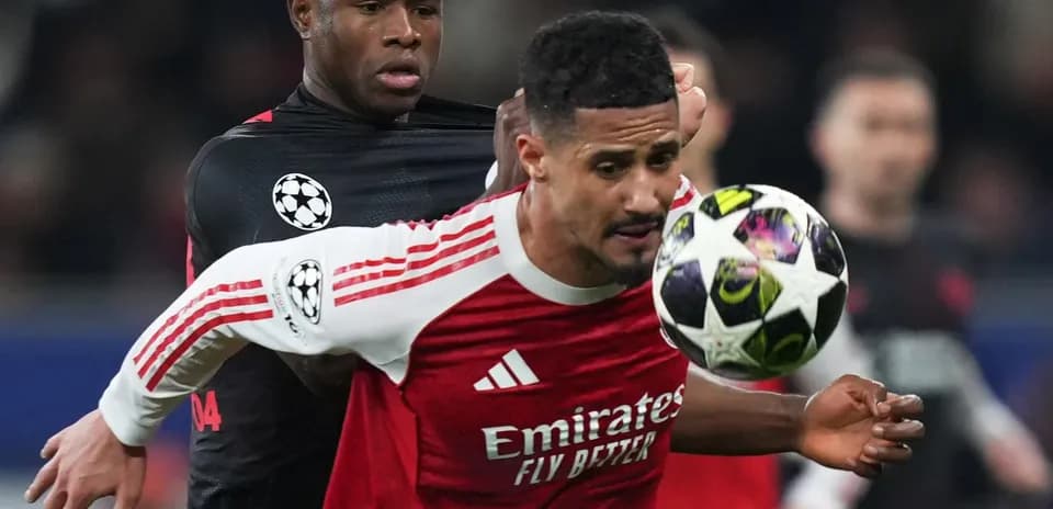 Jugador de Arsenal luchando por el balón