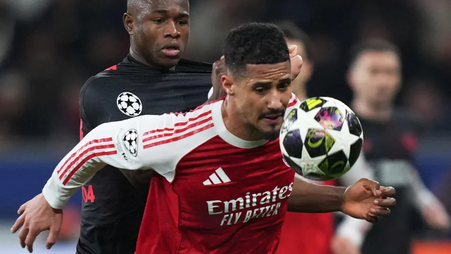 Jugador de Arsenal luchando por el balón