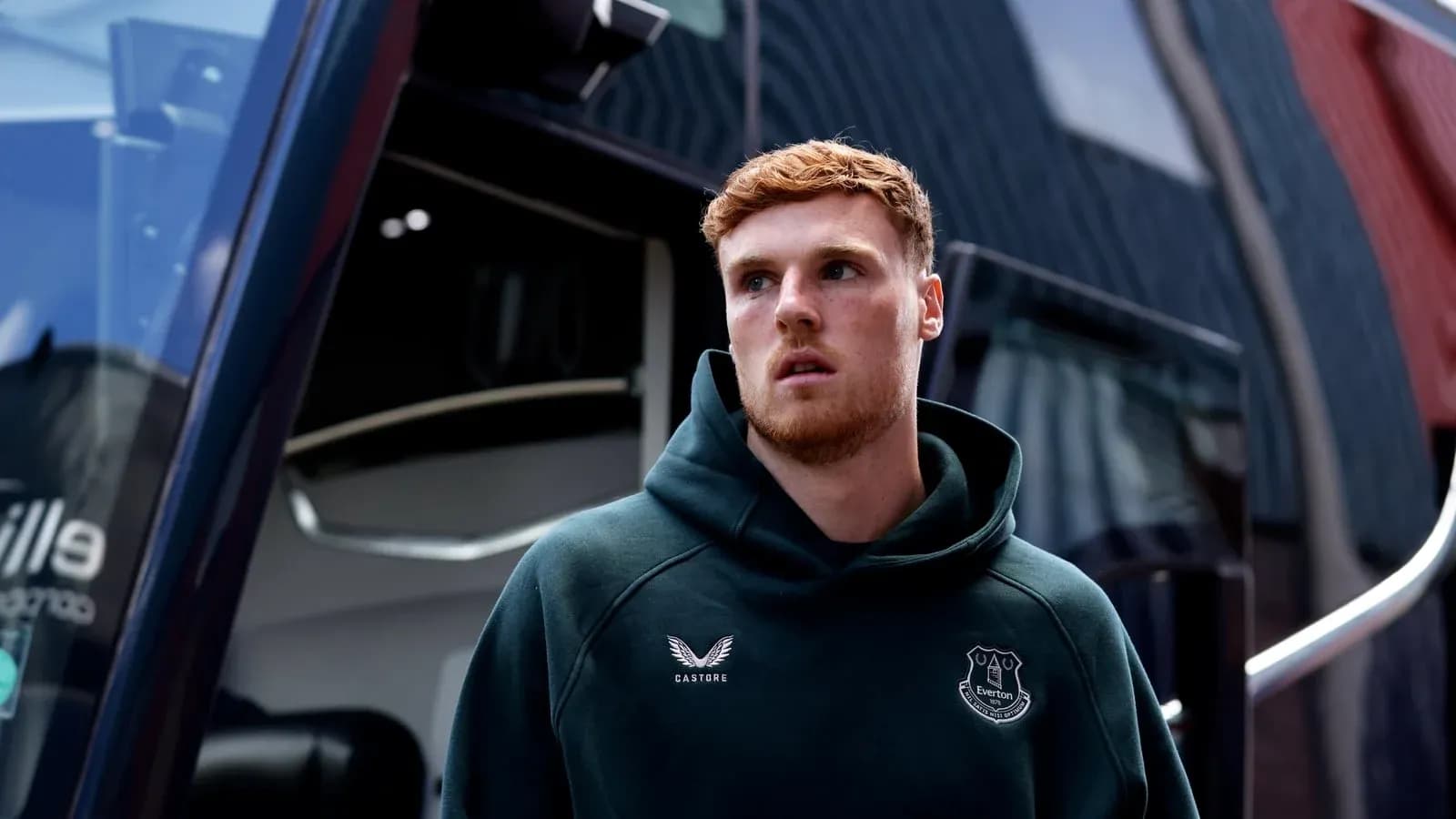Jugador de Everton saliendo de autobús del equipo
