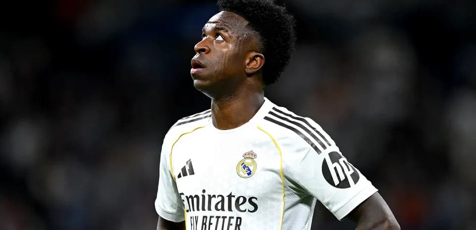Jugador de Real Madrid mirando hacia arriba durante partido