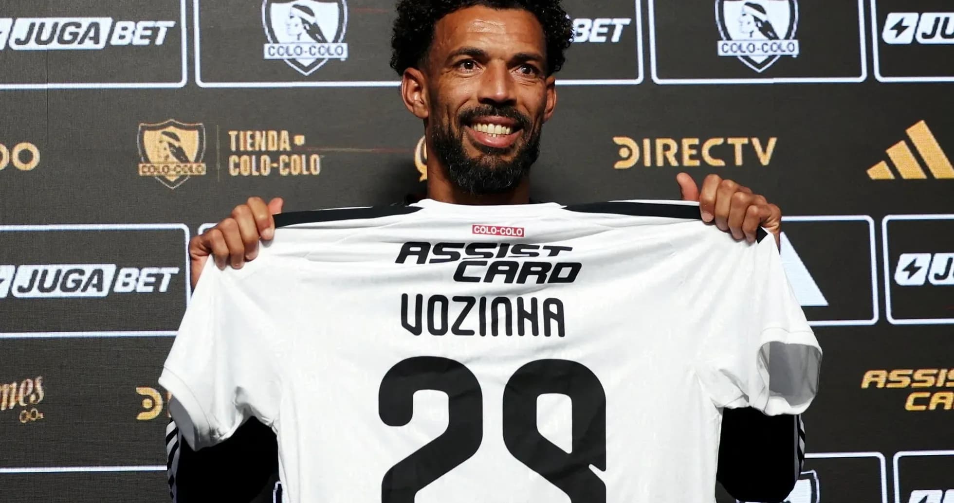 Jugador mostrando camiseta de Colo-Colo con nombre Vozinha