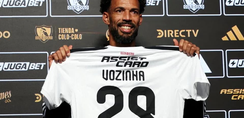 Jugador mostrando camiseta de Colo-Colo con nombre Vozinha