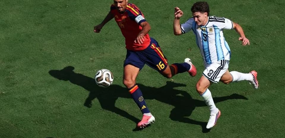 Jugadores de España y Argentina persiguiendo el balón