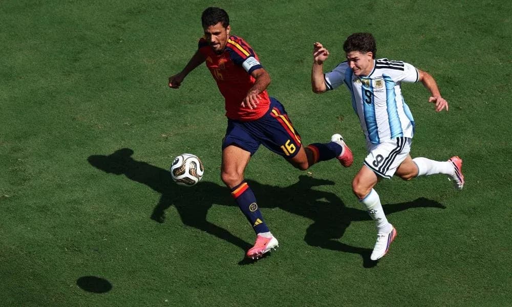 Jugadores de España y Argentina persiguiendo el balón